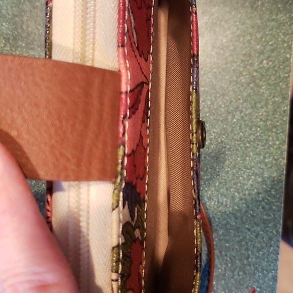 Sakroots EUC 4.5x8 crossbody floral - Picture 3 of 5